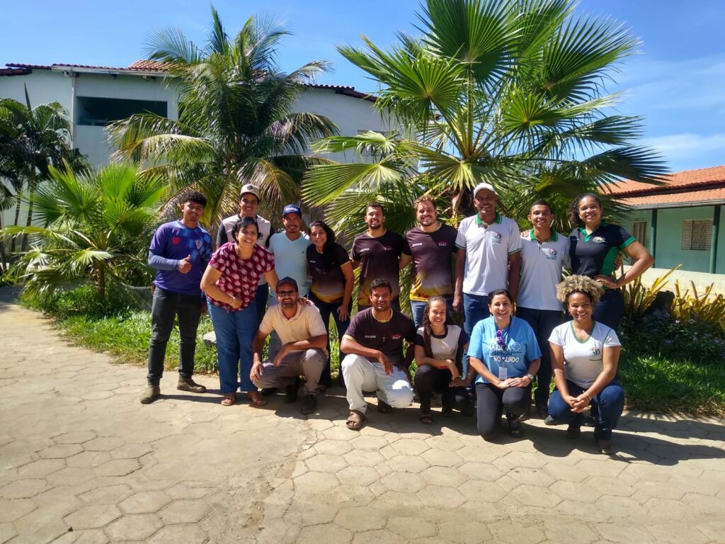 Agentes vocacionais se mobilizam em atividades pastorais Os agentes vocacionais da PMBCN realizaram uma série de atividades pastorais nas últimas semanas, promovendo formações e encontros voltados à construção da identidade vocacional de jovens e educadores. As iniciativas, conduzidas por Thaísa Gomes, Luís Thiago e Heider Costa, abrangeram escolas e comunidades das regiões Sudeste, Centro-Oeste, Nordeste e Norte. Thaísa Gomes, agente vocacional da regional Sudeste/ Centro-Oeste, apresentou o projeto Conexão Marista a docentes e monitores da Escola Família Agrícola de Tabocal, em São Francisco (MG), no dia 17 de março. A reunião, realizada na Fazenda Granja Primavera, contou com a presença de 10 educadores e resultou no agendamento de oficinas mensais para alunos do 2º e 3º anos do ensino médio. Nos dias 21 e 22 de março, Thaísa e o Ir. José Valter Pereira Mendes, da Comunidade Marista de Januária (MG), ministraram a primeira oficina na escola, abordando o tema “Relações Humanas”. Os estudantes participaram de atividades reflexivas e apresentações artísticas que enfatizaram a importância do respeito e da empatia no convívio social.