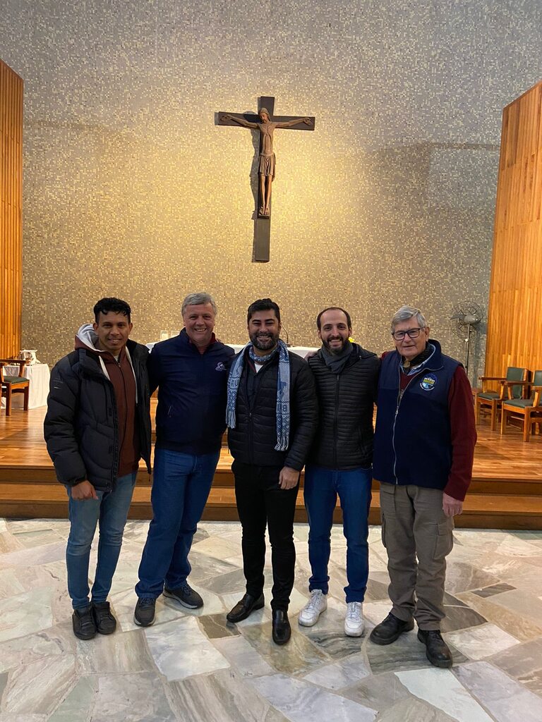 Irmãos junioristas vivenciam missão em países da América do Sul João Leonardo Easy Resize com